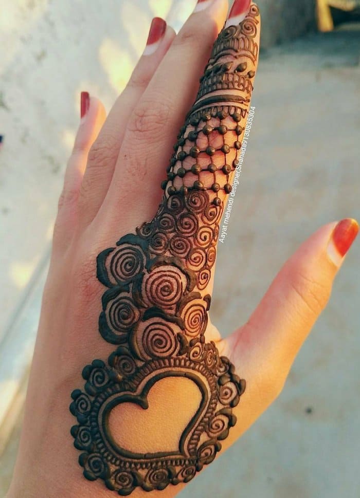 Beautiful arabic design of mehndi finger