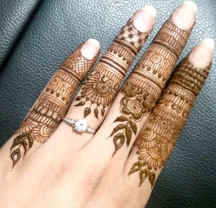 Beautiful henna pattern for fingers