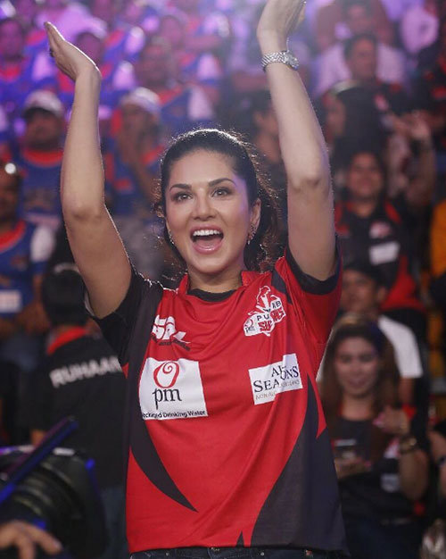 11. At The Stadium: Sunny Leone Without Makeup