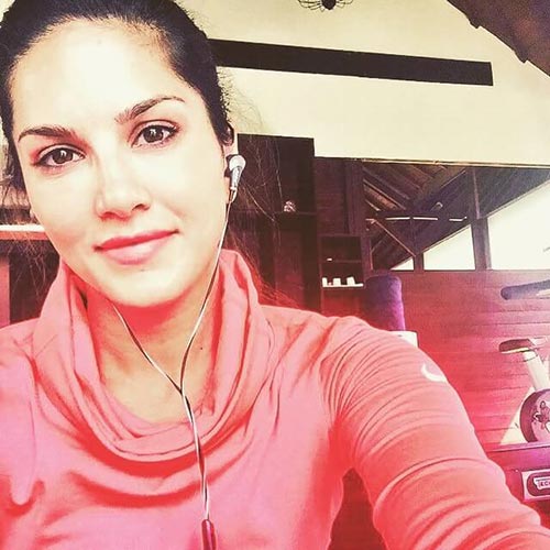 2. Sunny Leone In A Selfie - Sunny Leone No Makeup Look