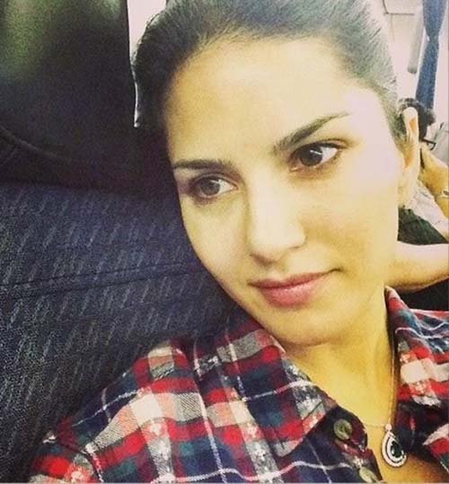 6. Sunny Leone At A Lounge - No Makeup Look