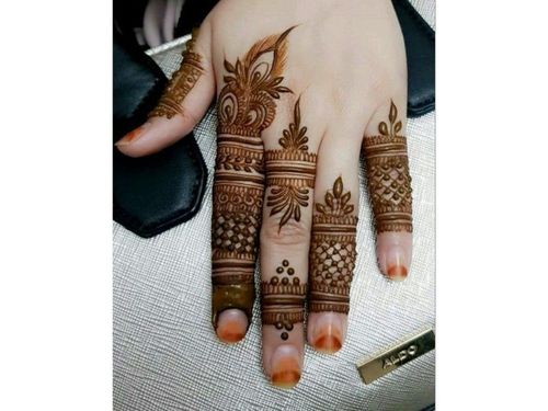 loving the intricacy finger mehndi design