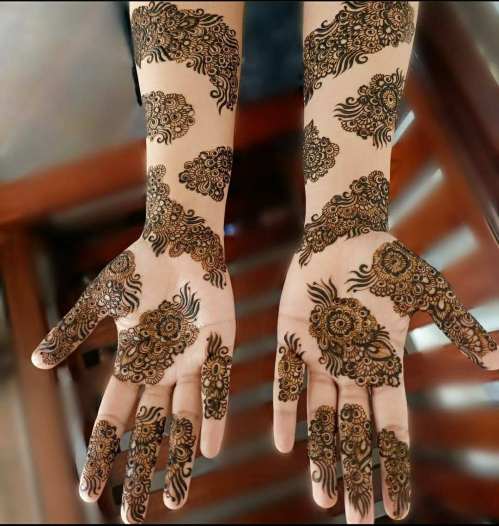 Spaced Out Floral Wrap Mehndi Design For Brides