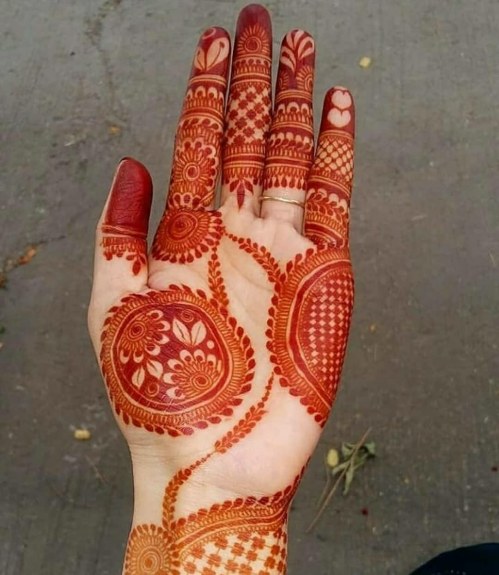 Pretty Leaves Mehndi Design For Bride With Beautiful Detailing