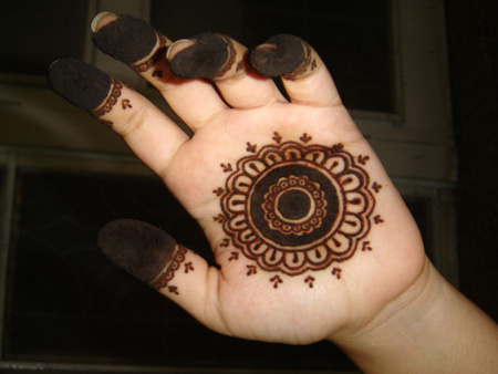 Simple circular henna