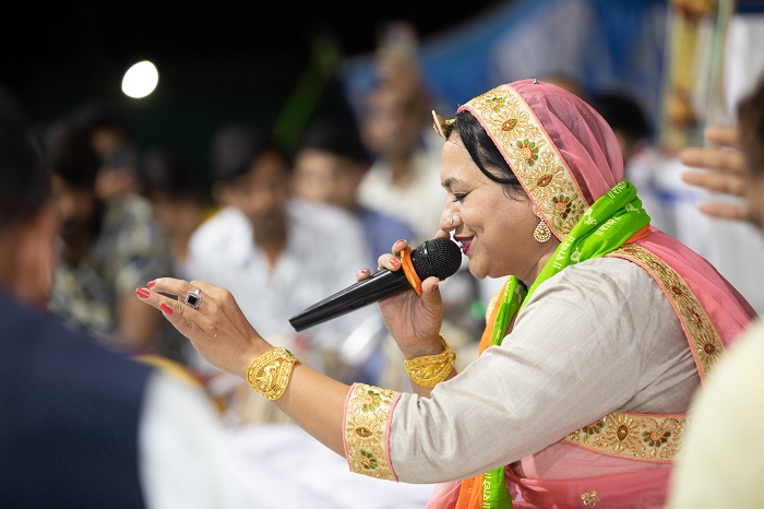 Singing as a way to entertain guests during mehendi