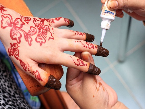 how to apply henna on nails