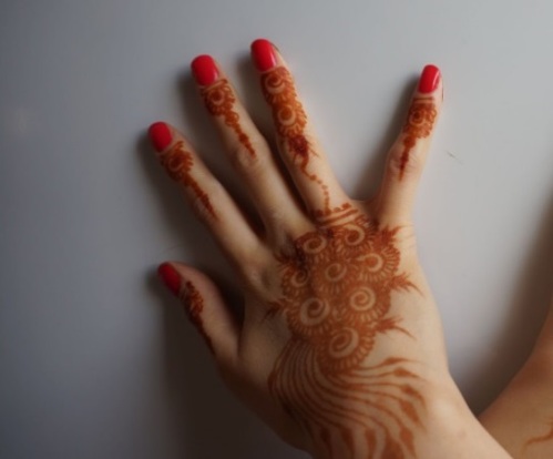 how to apply henna on nails