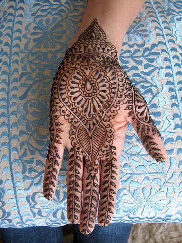 Simple An Cute Back Hand Mehdni Design