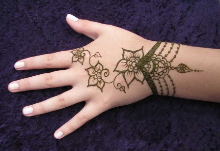 Mehndi Pattern on the Wrist